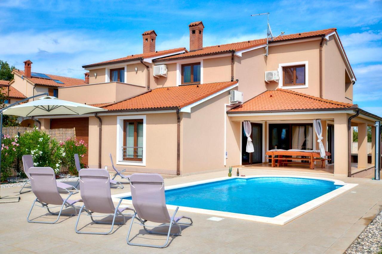 Villa Bartona For 8 Persons With Private Swimmingpool Pula Exterior photo